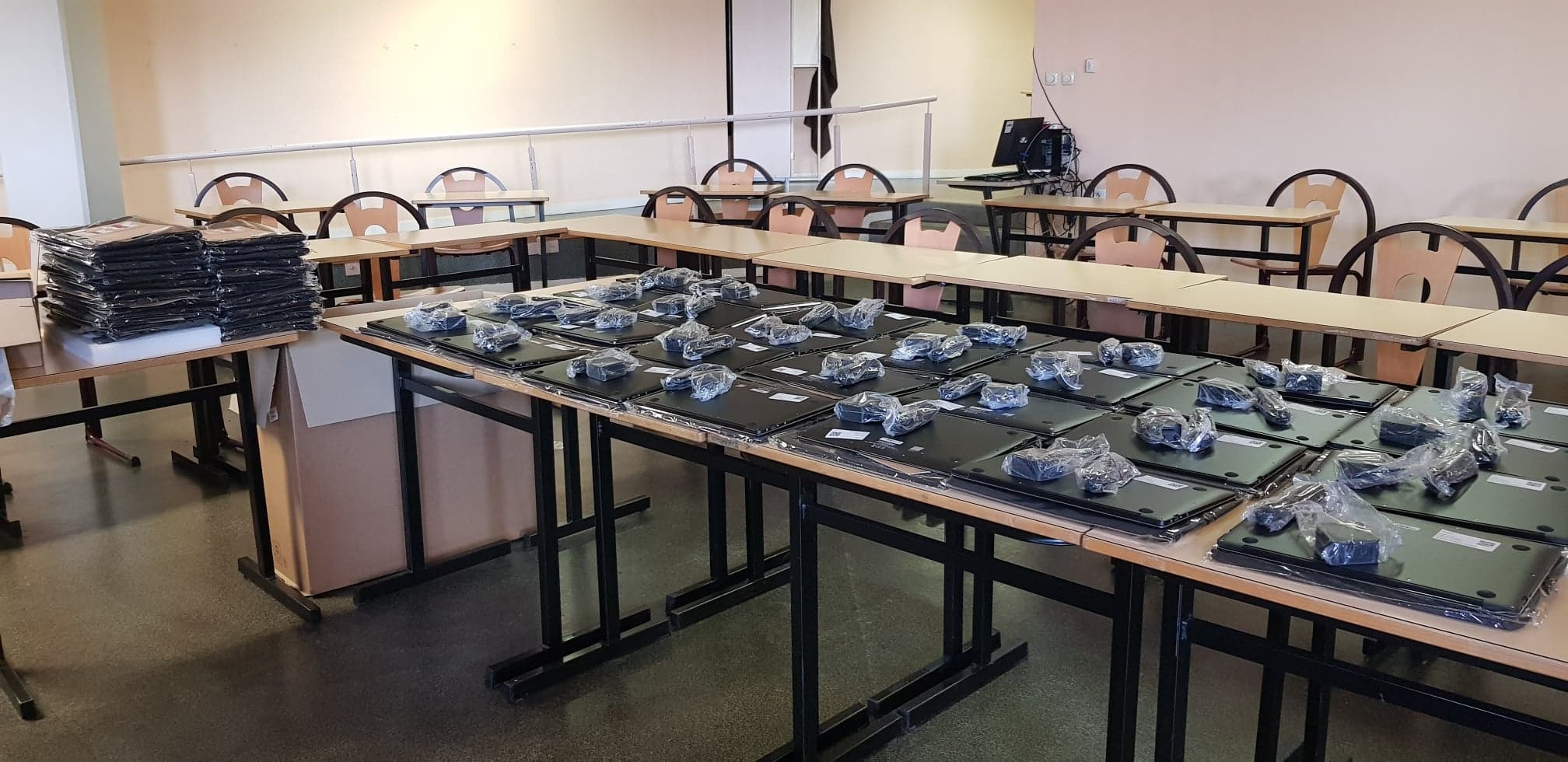 La Région ÎledeFrance distribue des ordinateurs aux lycéens CRAZY RADIO
